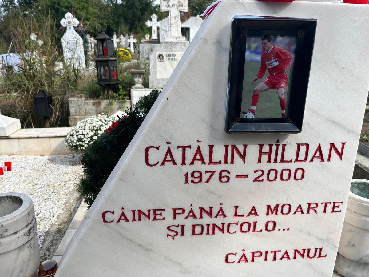 Fotbaliștii și suporterii lui Dinamo, prezenți la mormântul lui Cătălin Hîldan la 24 de ani de la moartea „Unicului Căpitan”: „După aproape un sfert de veac, golu-n suflet e intact”
