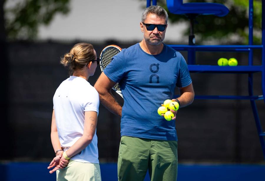 Antrenorul Tomasz Wiktorowski și psihologul Daria Abramowicz Foto: Imago Culisele despărțirii dintre Iga Swiatek, liderul WTA, și antrenor: „Stăteau la hoteluri diferite, nu exista chimie între ei”