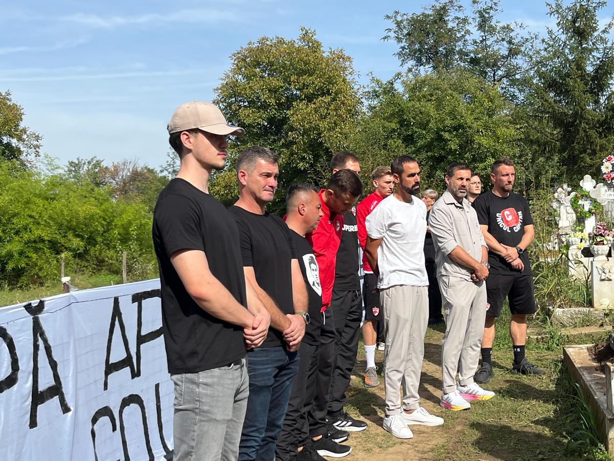 Fotbaliștii și suporterii lui Dinamo, prezenți la mormântul lui Cătălin Hîldan la 24 de ani de la moartea „Unicului Căpitan”: „După aproape un sfert de veac, golu-n suflet e intact”