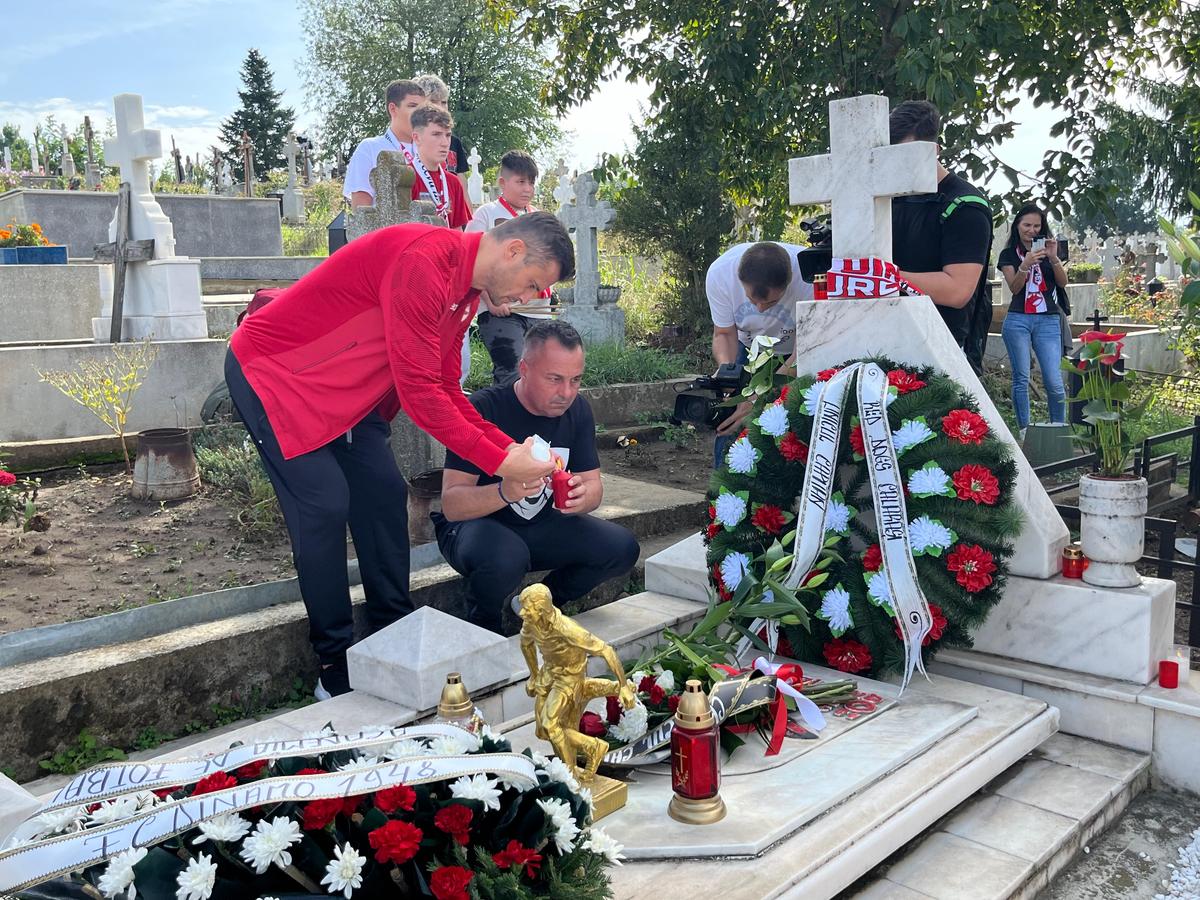 Fotbaliștii și suporterii lui Dinamo, prezenți la mormântul lui Cătălin Hîldan la 24 de ani de la moartea „Unicului Căpitan”: „După aproape un sfert de veac, golu-n suflet e intact”