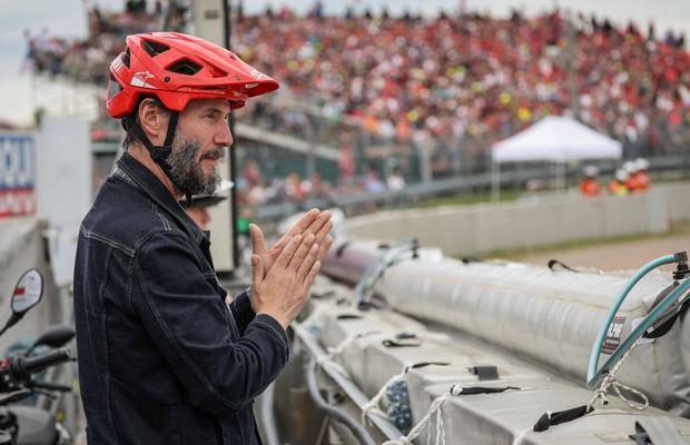 Keanu Reeves a trecut de la filme la realitate: celebrul actor a debutat ca pilot auto