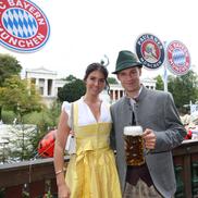 Jucătorii și staff-ul lui Bayern au sărbătorit începutul perfect de sezon la Oktoberfest // FOTO: Getty Images