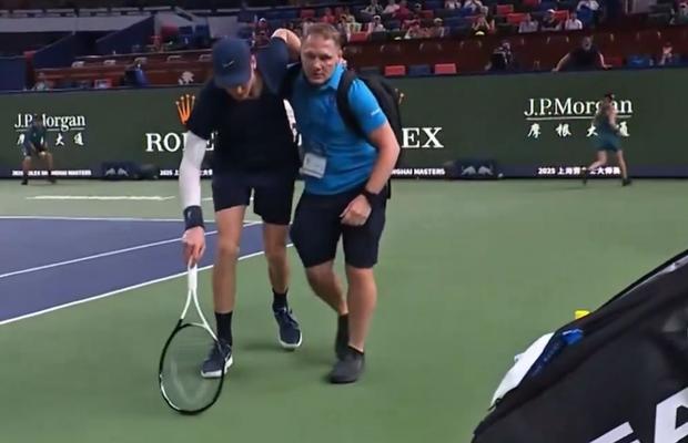Jannik Sinner, răpus de crampe în Masters-ul 1000 de la Shanghai! Italianul a abandonat în turul 3, în setul decisiv