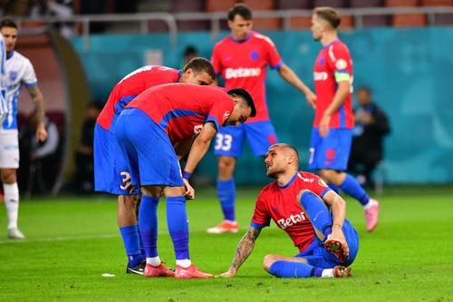 Daniel Bîrligea, Adrian Șut, Juri Cisotti în FCSB - Craiova, imagini din timpul partidei jucate pe 5 octombrie 2025 // foto: Ionuț Iordache