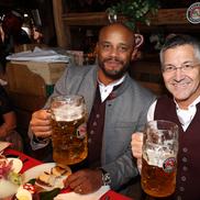 Jucătorii și staff-ul lui Bayern au sărbătorit începutul perfect de sezon la Oktoberfest // FOTO: Getty Images