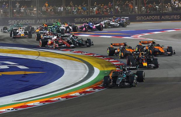 George Russell câștigă inteligent Marele Premiu din Singapore! McLaren este CAMPIOANĂ mondială la constructori