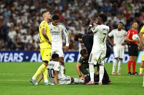 Kylian Mbappe este consultat de medicul Realului / Foto: Imago