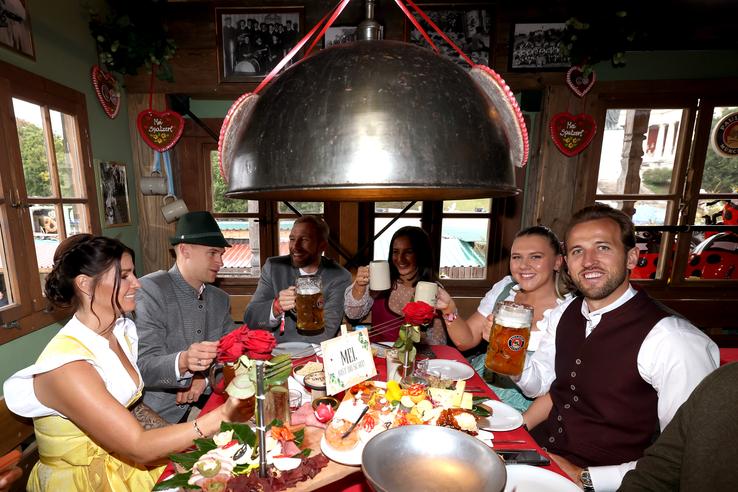 Jucătorii și staff-ul lui Bayern au sărbătorit începutul perfect de sezon la Oktoberfest // FOTO: Getty Images