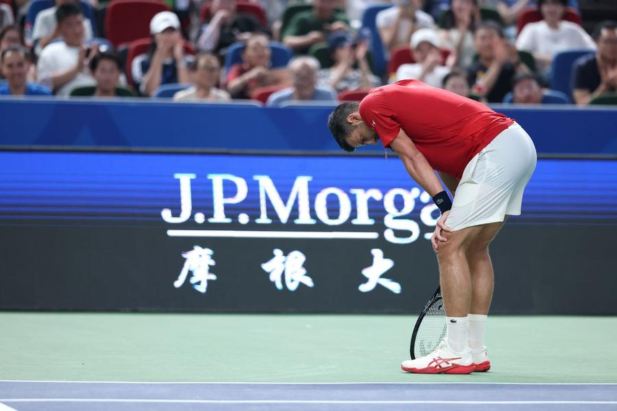 Novak Djokovic înfruntând condițiile dure de la Shanghai Foto: Guliver/GettyImages ATP ia în considerare adoptarea unei reguli oficiale privind condițiile meteo brutale, după numeroasele abandonuri de la Shanghai