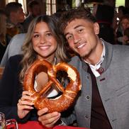 Jucătorii și staff-ul lui Bayern au sărbătorit începutul perfect de sezon la Oktoberfest // FOTO: Getty Images