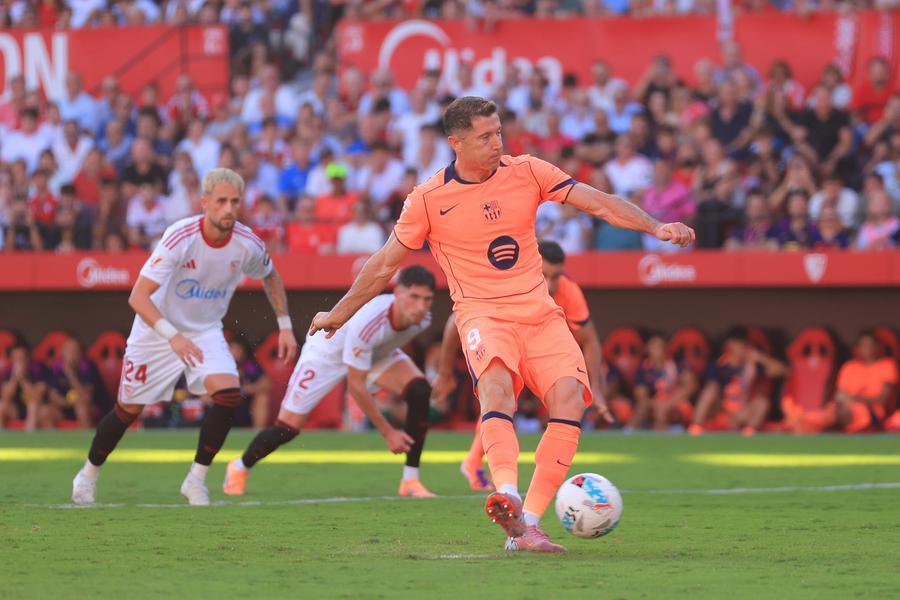 Lewandowski execută pe lângă poartă un penalty în FC Sevilla - Barcelona 4-1 / Foto: Getty Images Barcelona, pusă la zid după cel mai dur eșec cu Flick: „Ce lecție la Sevilla! Imposibil să iei titlul cu jocul ăsta”
