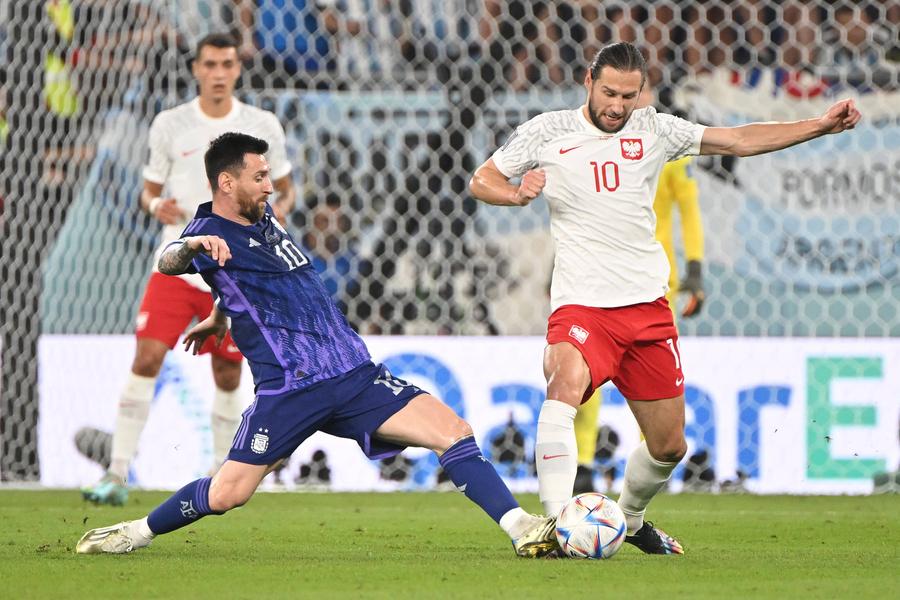 Grzegorz Krychowiak, în duel cu Lionel Messi la Mondialul din 2022 // foto: imago images Putea să fie adversarul României în Liga Națiunilor, dar a ales viața de nomad » A vizitat deja 130 de țări: de la Siria, la misterioasa Socotra