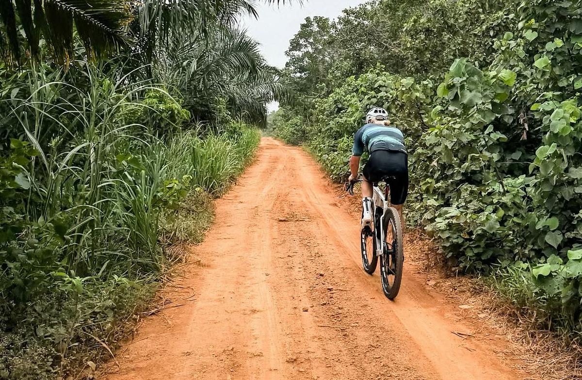 După cursa de la Sepang, Valtteri Bottas, pilotul Cadillac, a pornit spre Singapore... pe bicicletă