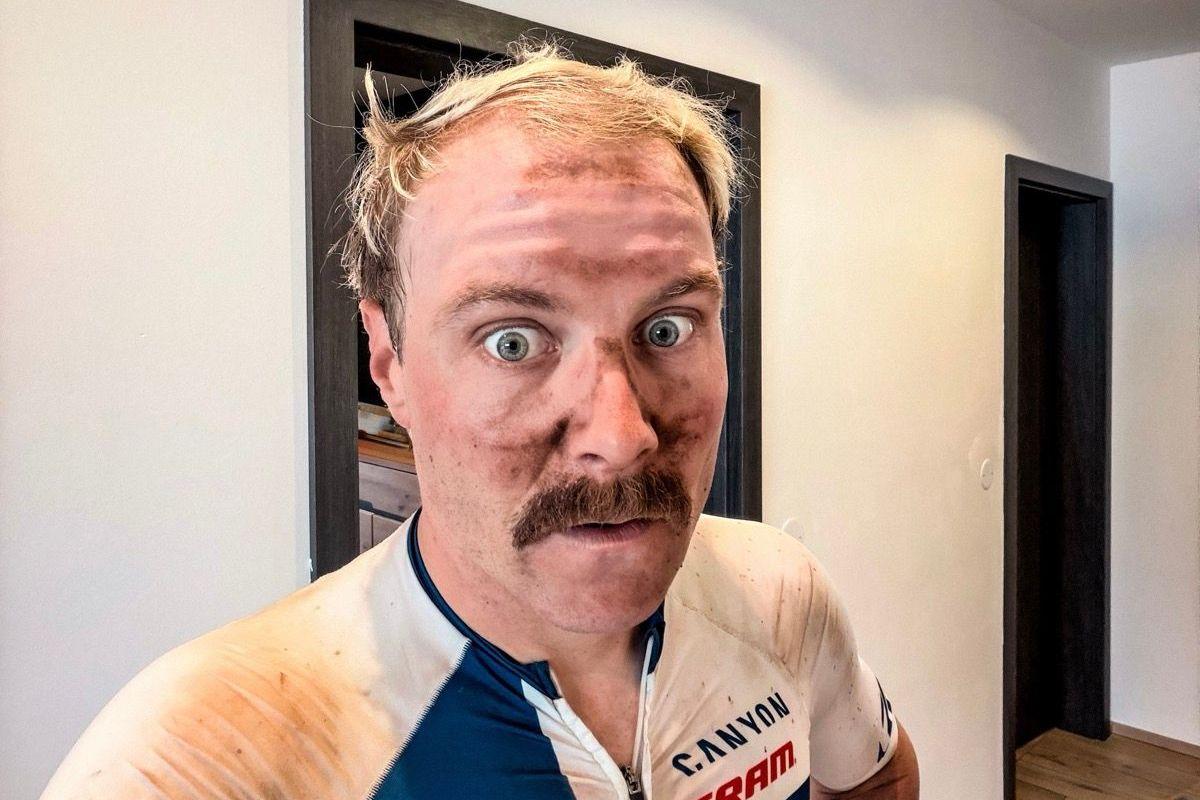 După cursa de la Sepang, Valtteri Bottas, pilotul Cadillac, a pornit spre Singapore... pe bicicletă