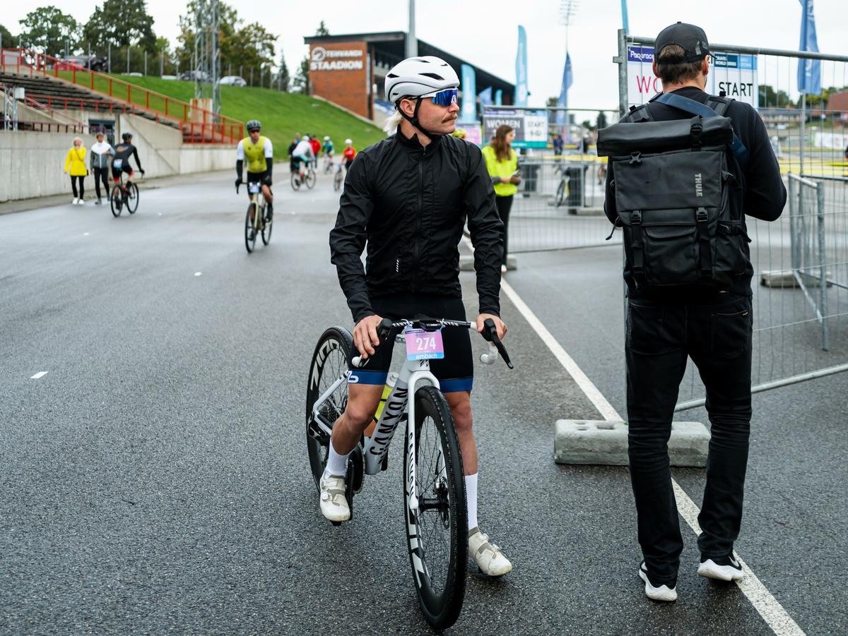 După cursa de la Sepang, Valtteri Bottas, pilotul Cadillac, a pornit spre Singapore... pe bicicletă