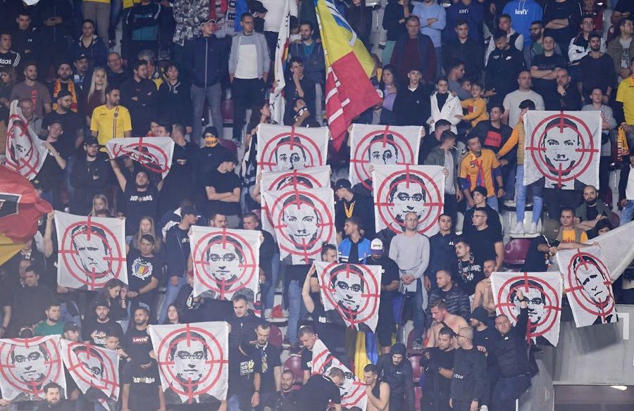 Pânzele anti-FRF afișate la meciul cu Bosnia din 2022 / FOTO: Arhivă GSP Burleanu, ți se pregătește ceva! Protestul așteptat în tribune la meciul cu Suedia și de ce federalii sunt în gardă