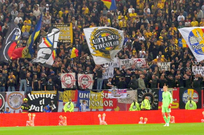 Mesajul afișat de ultrași la România - Suedia / FOTO: GSP.ro