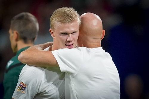 Erling Haaland, îmbrățișat de selecționerul Stale Solbakken la ieșirea de pe teren / Foto: Imago