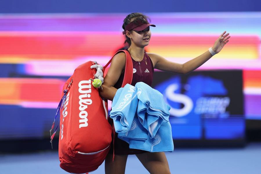 Sun Xiran părăsind terenul după înfrângerea cu Coco Gauff la Beijing 2026 Foto: Guliver/GettyImages Coco Gauff avansează la Beijing: victorie în fața speranței chineze în vârstă de 16 ani + Momentul de turnură al meciului