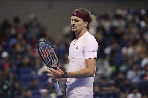 Alexander Zverev, învins în „sferturi” la Beijing de Novak Djokovic/Foto: Getty Images