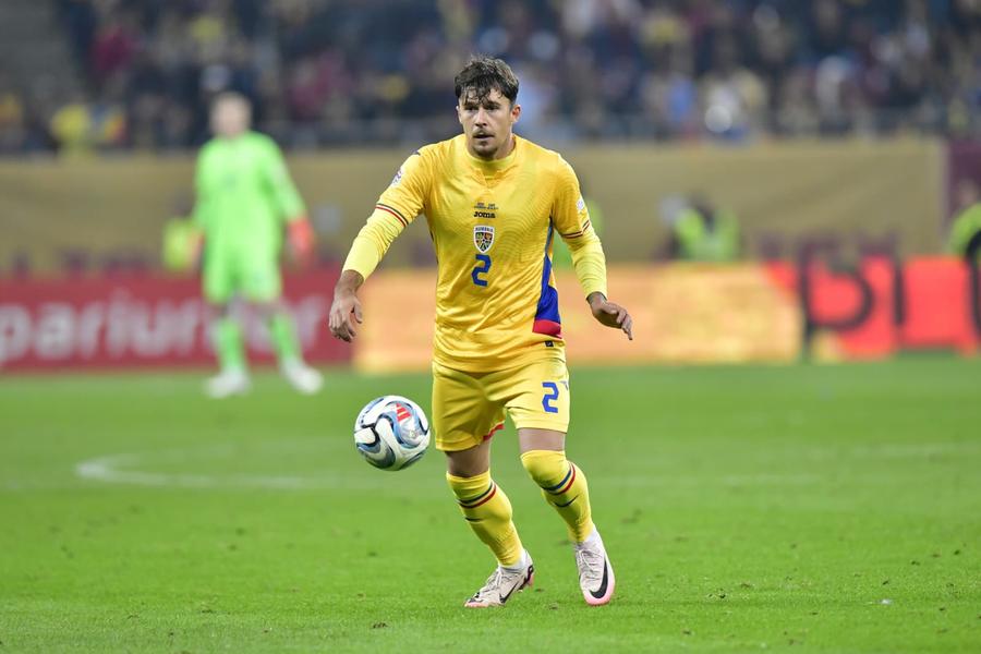Andrei Rațiu, în România - Suedia // foto: Cristi Preda (GSP) Cosmin Contra nu a avut milă de jucătorul lui Hagi: „Nu știu ce învață la echipa de club! Mie mi-au dat Maldini și Costacurta două peste cap”