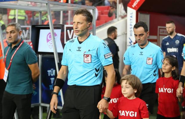 Arbitrul din Super Lig acuzat de corupție a fost dus la tribunal