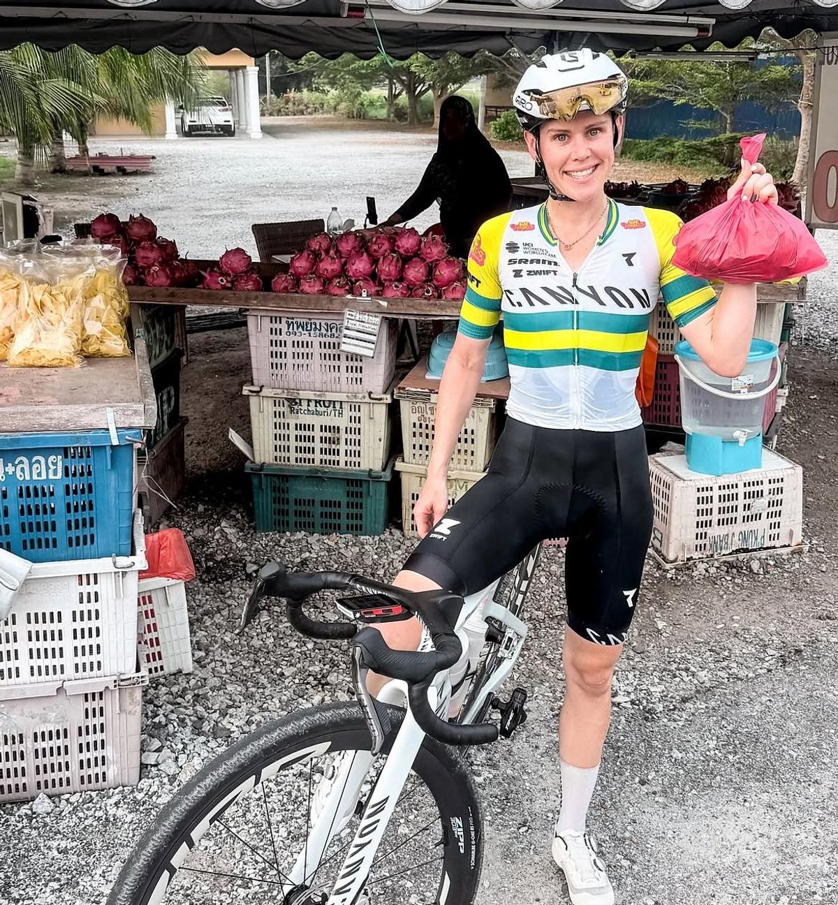 După cursa de la Sepang, Valtteri Bottas, pilotul Cadillac, a pornit spre Singapore... pe bicicletă