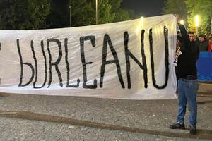 Imagini scandaloase! Doi copii au afișat un banner vulgar după România - Suedia