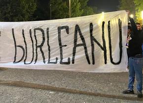 Imagini scandaloase! Doi copii au afișat un banner vulgar după România - Suedia
