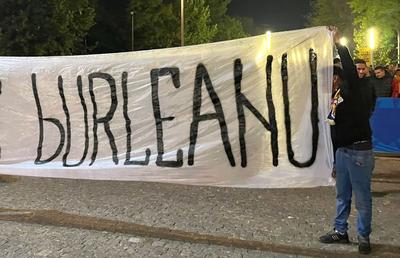 Imagini scandaloase! Doi copii au afișat un banner vulgar după România - Suedia