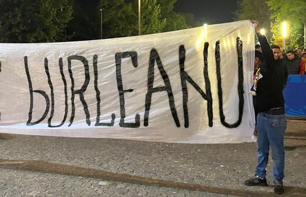 Imagini scandaloase! Doi copii au afișat un banner vulgar după România - Suedia