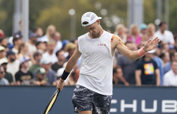 Lipsă de fair-play în calificări la Shanghai: a aruncat cu racheta în direcția fanilor și apoi s-a retras prematur!