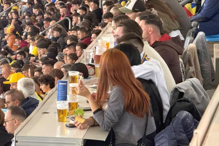 Suporteri fără ecusoane la masa presei de pe Arena Națională / FOTO: GSP.ro