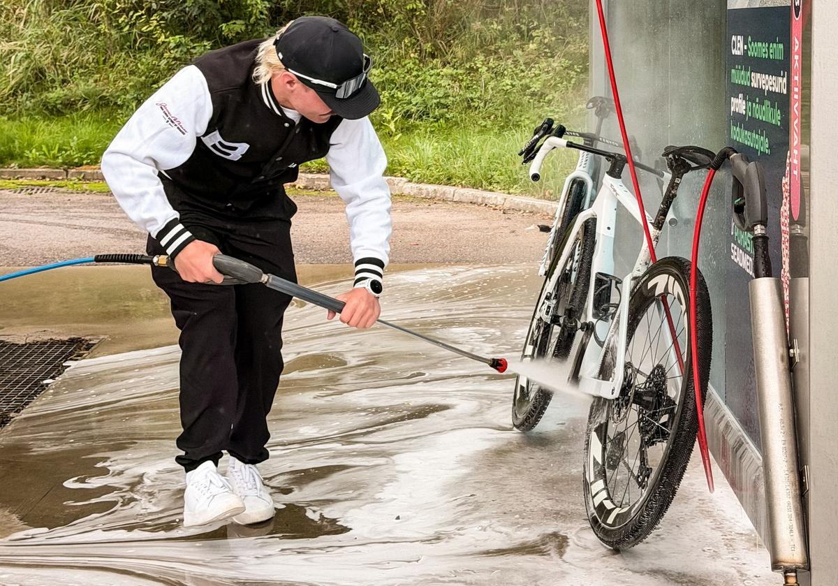 După cursa de la Sepang, Valtteri Bottas, pilotul Cadillac, a pornit spre Singapore... pe bicicletă