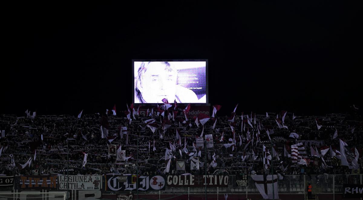 FOTO Cu ce tricouri au intrat azi pe teren jucătorii lui FC U Craiova, la primul meci după ce Mititelu a ajuns după gratii