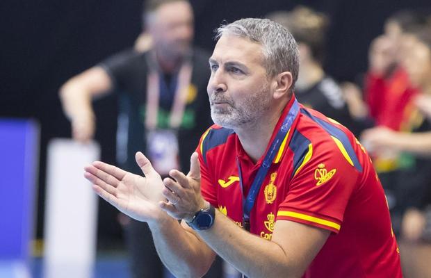 Primul antrenor schimbat în Liga Florilor. Rapid l-a adus pe bancă pe selecționerul Spaniei!