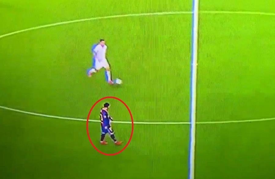 Lionel Messi a fost surprins mergând pe teren Moment uluitor! Ce face Messi pe teren în timpul partidei cu elevii lui Mircea Lucescu