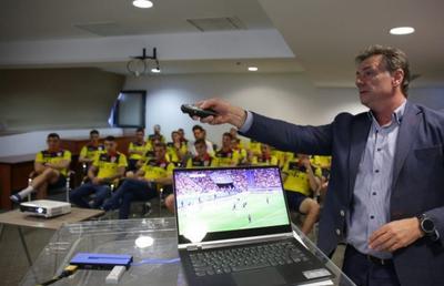 Ioaniţoaia l-a mitraliat pe Vassaras: „Nu s-a sfiit să-și împingă de la spate favoritul”