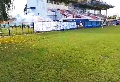 Petrolul şi Rapid deschid etapa cu numărul 10 din Liga 2, vineri, de la ora 19:00, pe arena „Ilie Oană”. Fanii ploieșteni le-au trimis un avertisment elevilor lui Viorel Moldovan.