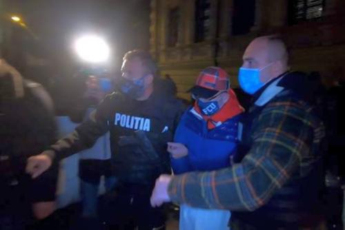 Adrian Mititelu (52 de ani) a fost condamnat azi la 3 ani de închisoare cu executare de Curtea de Apel Craiova. Decizia este definitivă. Lucrurile au degenerat în momentul în care polițiștii doljeni au venit să îl ridice de la locuință.