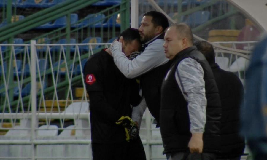 Straton a început să plângă după Argeș - Sepsi 0-5. Portarul a fost consolat de Croitoru/ foto: captură Prima Sport Croitoru și-a băgat jucătorii în ședință, după 0-5 cu Sepsi: „Unii nu vor mai face parte din lot” + Straton a izbucnit în plâns
