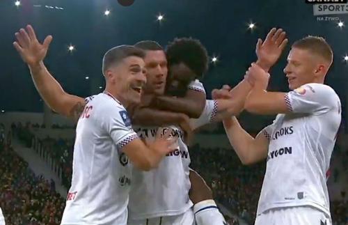 Gol fabulos al lui Podolski, din propriul teren!