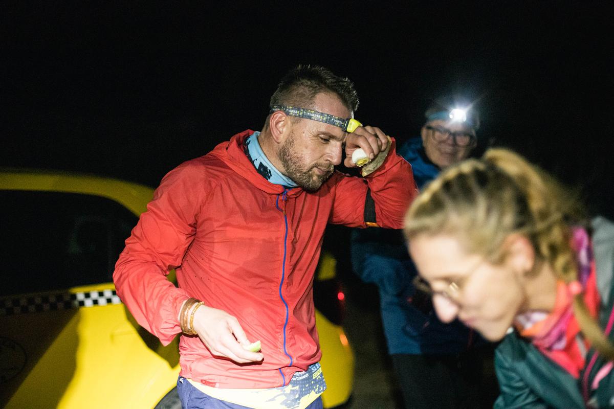 Semnal de alarmă tras prin intermediul sportului » A alergat 150 de kilometri pe E85-Drumul Morții, pentru a se monta separatoare rutiere