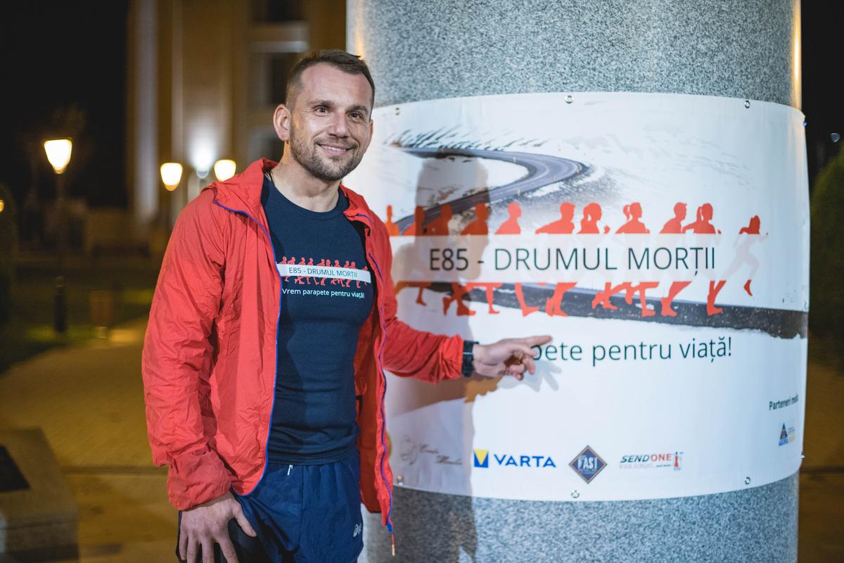 Semnal de alarmă tras prin intermediul sportului » A alergat 150 de kilometri pe E85-Drumul Morții, pentru a se monta separatoare rutiere