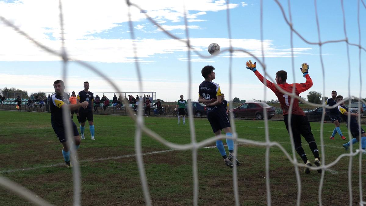 Fotbal la Lungulețu printre tone de varză! »„Am chemat «Uberul» ca să nu vin prin noroaie. Trage-i frâna de mână la cal”