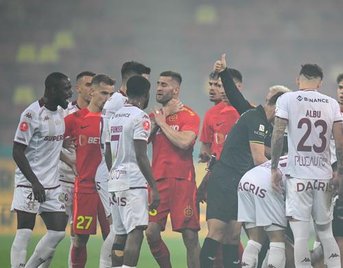Ovidiu Popescu, în centru, este cel mai vechi din lotul FCSB