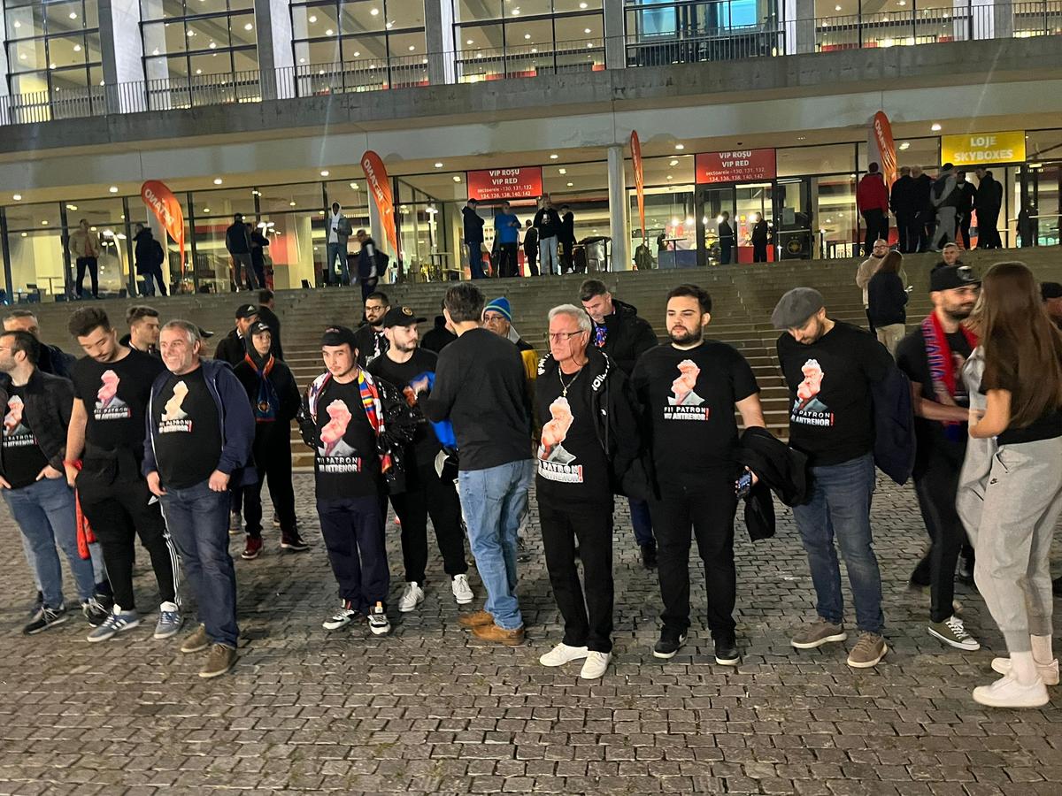 Protest împotriva lui Gigi Becali la FCSB - Rapid