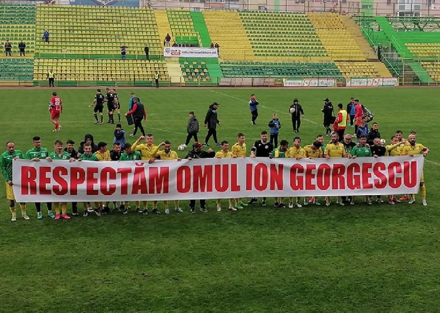 Banner-ul afișat de jucătorii galben-verzilor / Sursă foto: Facebook@ CS Mioveni Mihai Costea a înscris în Liga 2, iar la final a făcut dedicații în vestiar pentru primarul arestat pentru corupție