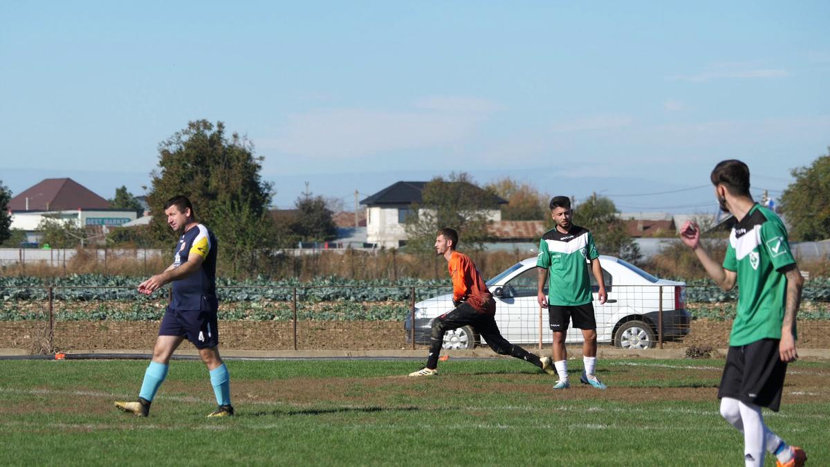 Fotbal la Lungulețu printre tone de varză! »„Am chemat «Uberul» ca să nu vin prin noroaie. Trage-i frâna de mână la cal”