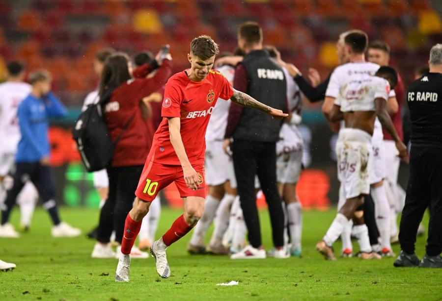 Rapid a învins-o pe FCSB, scor 2-1. Vicecampioana a mai primit o lovitură. Nu îi va putea folosi pe Alexandru Pantea (20 de ani) și Octavian Popescu (20 de ani), principalele soluții pentru regula U21, ambii suspendați. Reporterul GSP dă detalii detalii de pe Arena Națională, după FCSB - Rapid » Fotbalistul care a terminat jocul în lacrimi + Sărbătoare de 20 de minute pe gazon a alb-vișiniilor